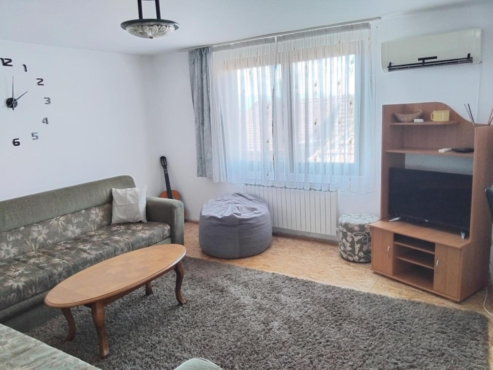 Apartment Almir *